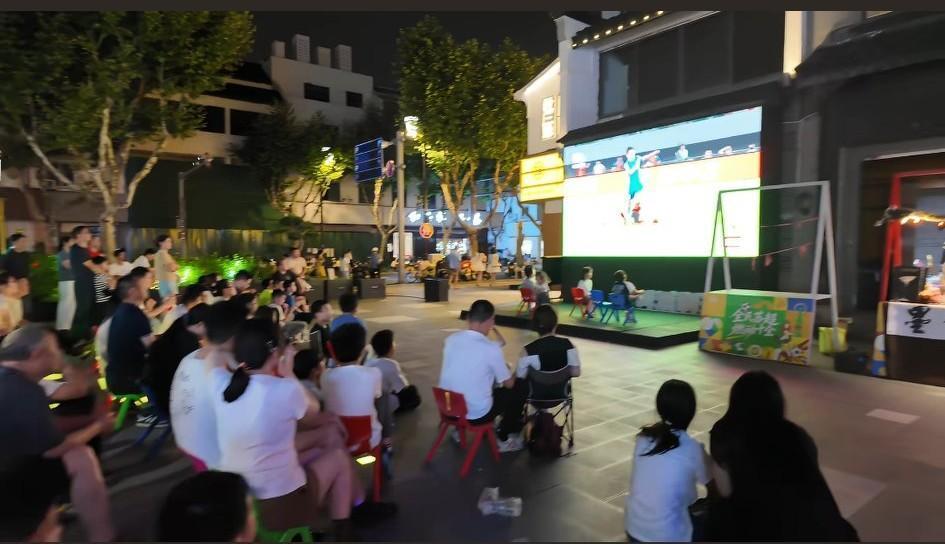 今年苏超是不是没热度了？有网友反映：去年的时候，商场的大小幕、市民广场和小区