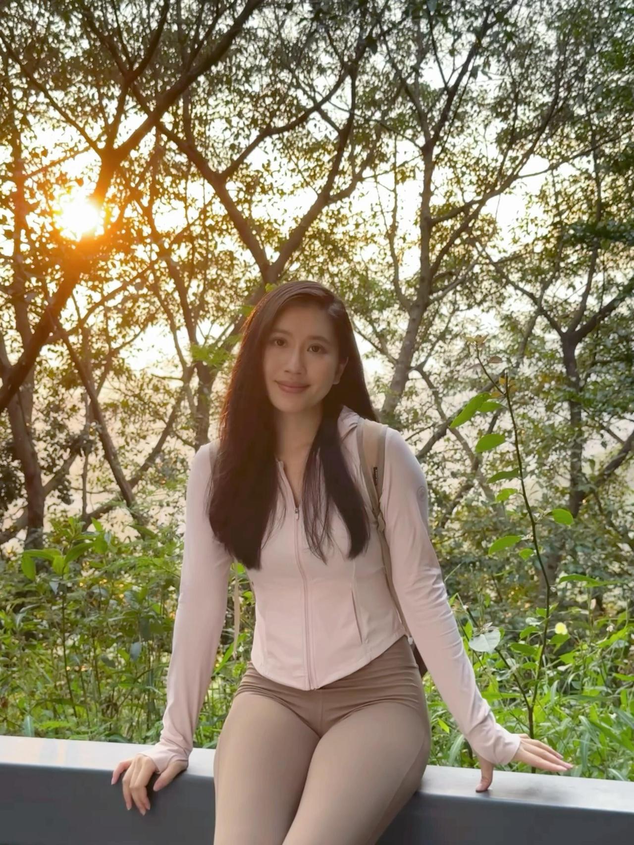 山野的光风把山林的褶皱揉开时石阶正接住我的脚步浅粉的防晒衣裹着心跳和