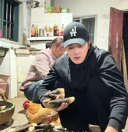 演员徐海为去海南旅游了一趟，一回家母亲就黑着脸质问他：“你去海南花了多少钱？”徐