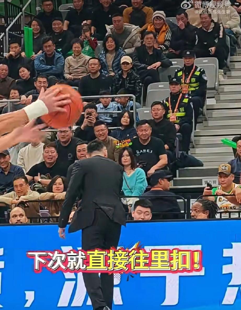 杨鸣打一巴掌，给个甜枣。换人后场下特殊关照俞泽辰：“三步都运起来了，还传什么球，