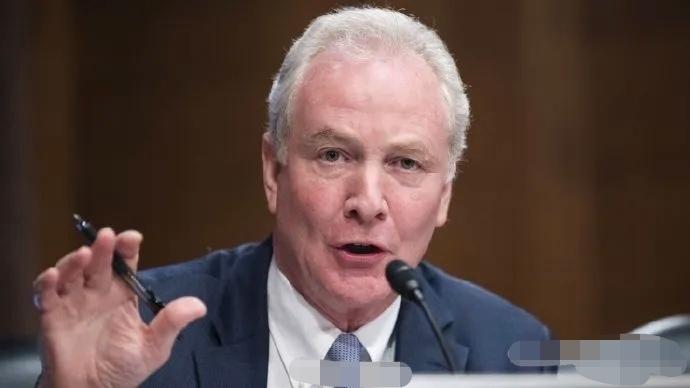 民主党参议员克里斯·范霍伦说：“内塔尼亚胡花了40年，才找到一位愚蠢到会把美国拖