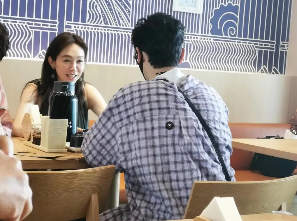 有网友在机场偶遇黄晓明、姜妍，她们这是又要出发去录综艺了吗！明星在现实生活中看，