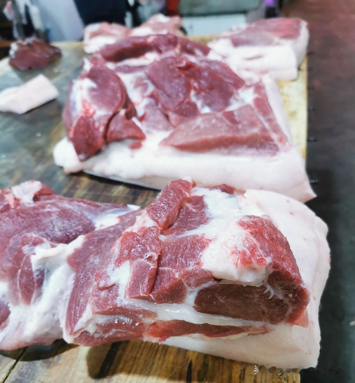 平时很少去菜市场买肉，都是起早到早市买个5、6斤冻上。在家吃饭的次数少，5、6斤