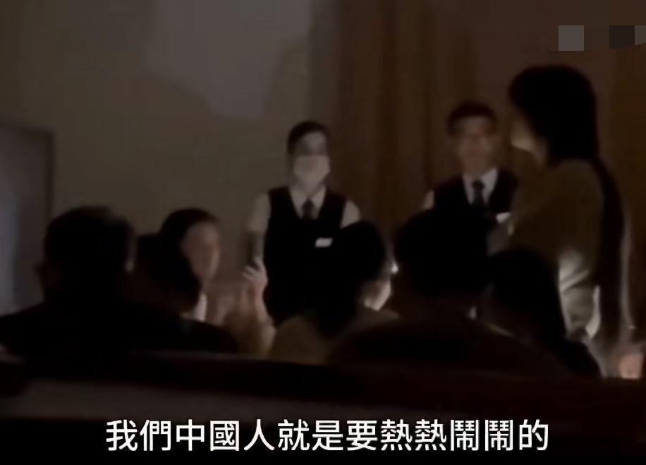 两波中国游客跑到日本吃年夜饭，餐厅服务员却突然把灯关了，黑灯瞎火下，游客情绪爆发