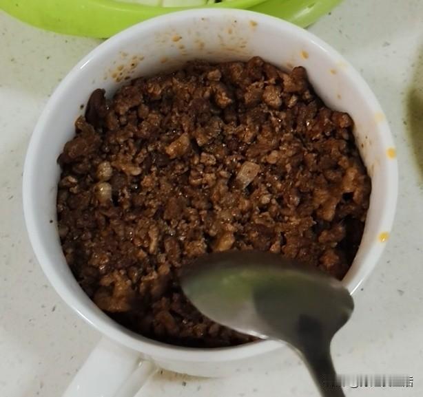 五月的第一天，我过得十分充实。吃过早饭，我便赶忙泡上绿豆。待我剁好肉馅、炒好肉