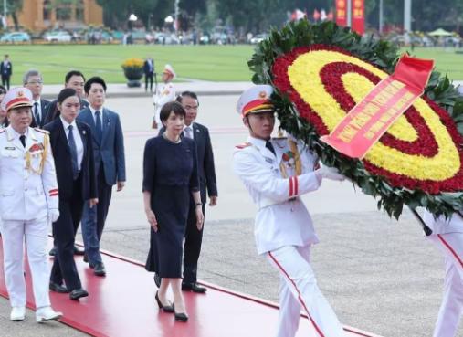 首相出访，委员长访华！日本没想到这次我国连基本的面子都不给5月2日，一架专机