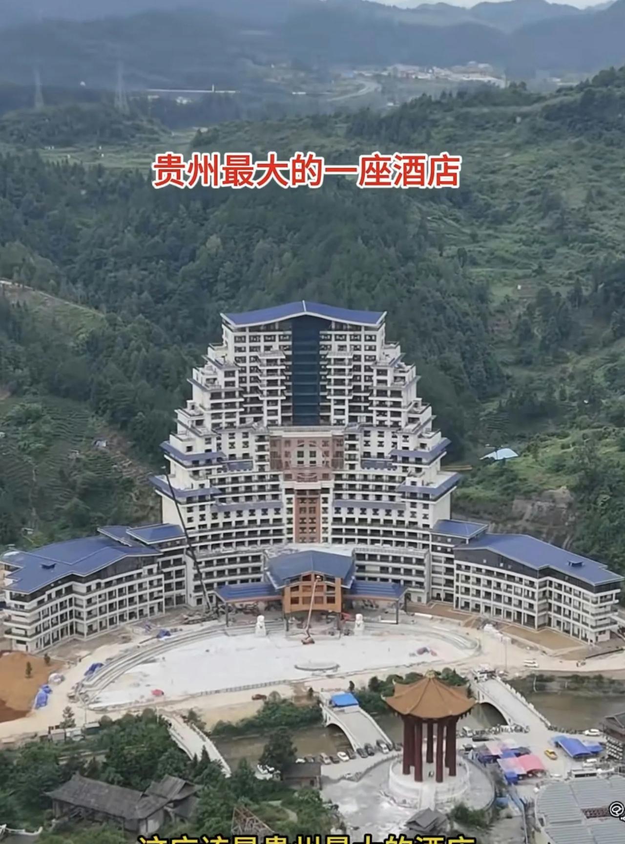 这个就有点太夸张了！有网友上传视频：说图片中的这幢正在盖的酒店，占地面积590