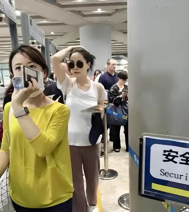 王菲机场生图状态曝光，穿得像“农妇”，却美出女王范！难怪谢霆锋那么爱，王菲就是