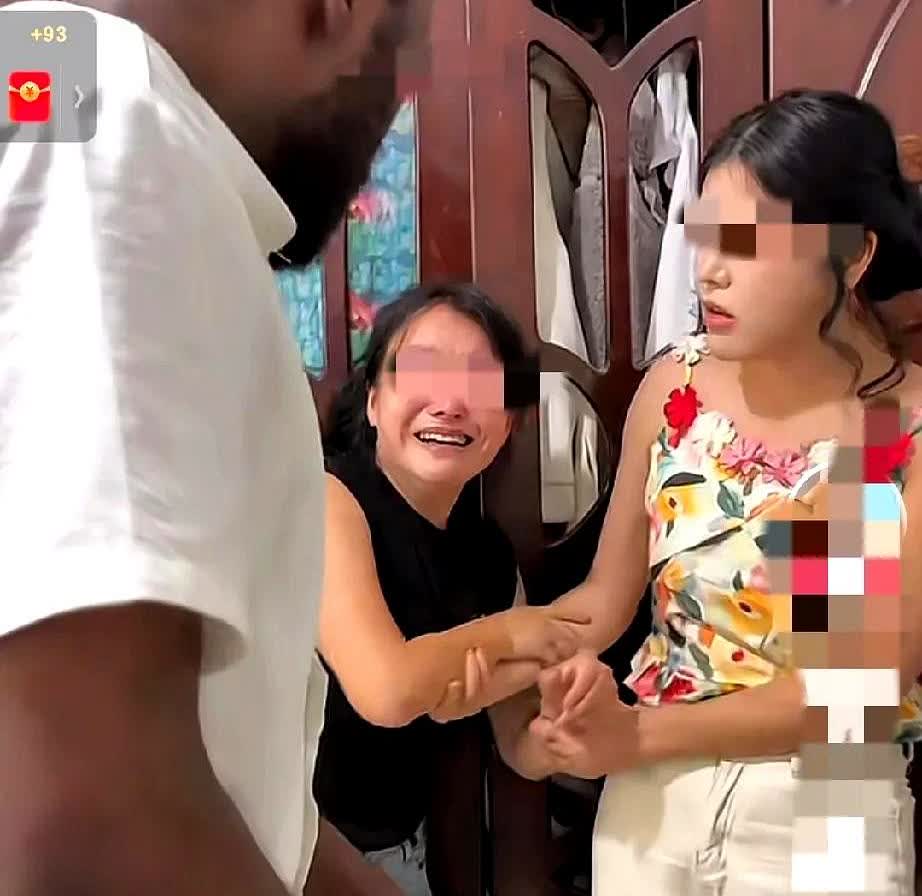 有位女子交了个来自非洲的男友，她将男友带回家后，家里人都劝他们分手。男子