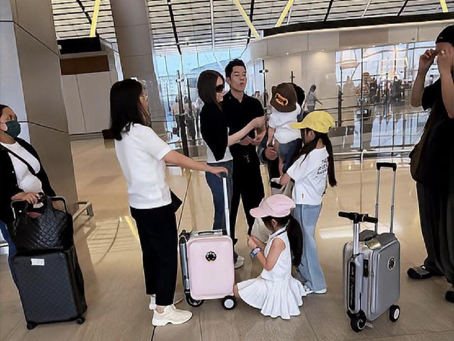 郭富城全家机场出行刷屏！小女儿成团宠，大女儿一个眼神看哭无数家长近日，61