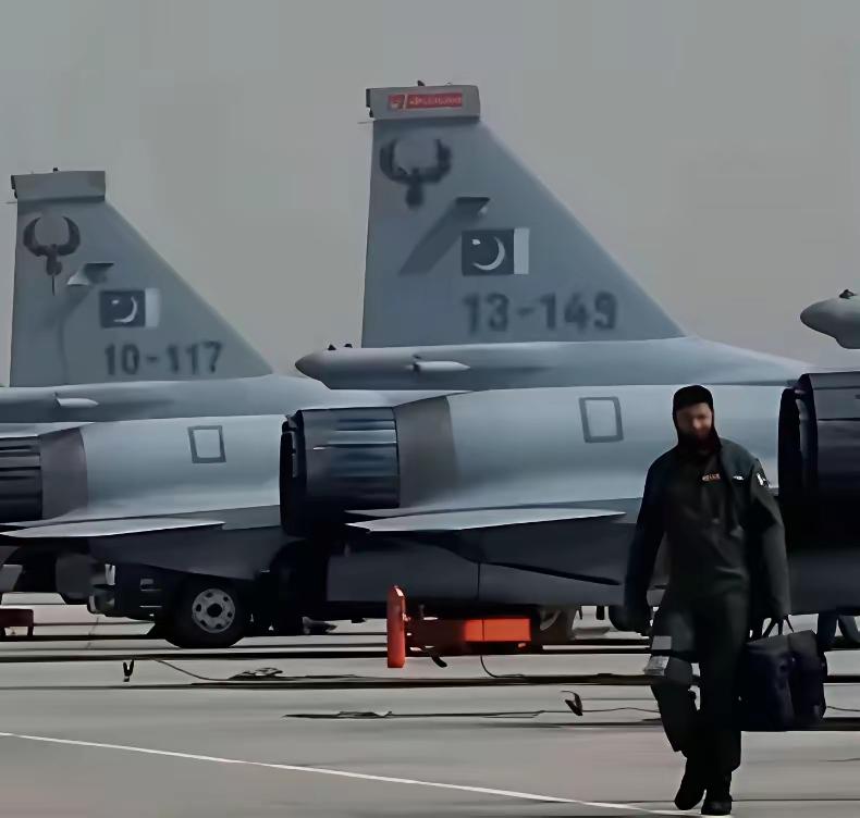 枭龙才是真正的自由战机巴基斯坦飞行员的一句实话，道出了一个尴尬的现实：再先进的