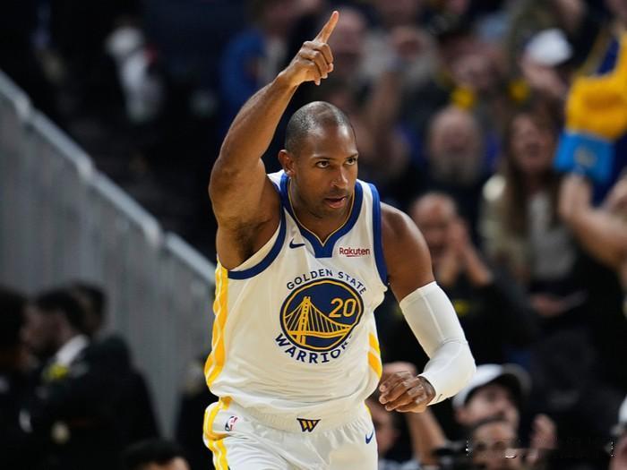 下面是一条关于勇士老将霍福德的坏消息！今天勇士主帅科尔在接受媒体采访时聊到了霍福