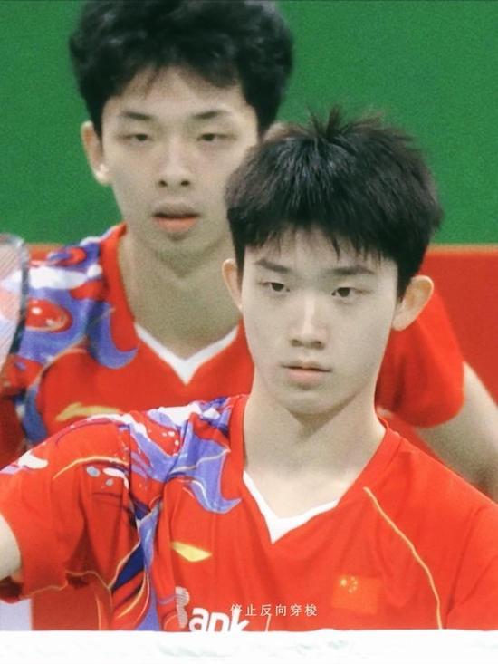 男单，男双小将给力！为国羽撑起一片天！[赞][加油]