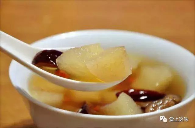 冬季常饮雪梨汤过于寒凉生湿伤身, 若是搭配陈皮便可迎刃而解!