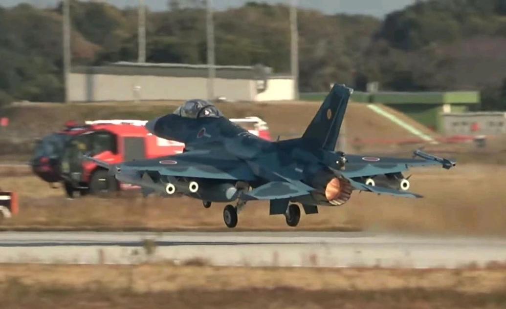 针对辽宁舰航母战斗群，日本又来了个大动作，12架F-2A/B战斗机同时起飞，携带