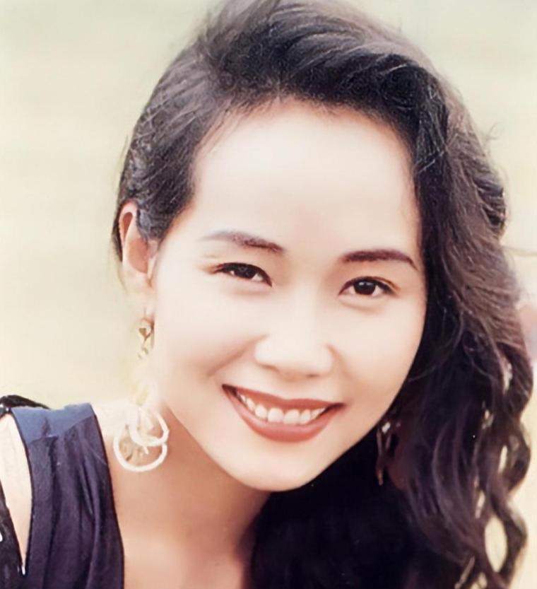 叶童回应亲哥哥李中宁当保安。叶童说，我知道他现在在香港当保安，收入很低，但我不会