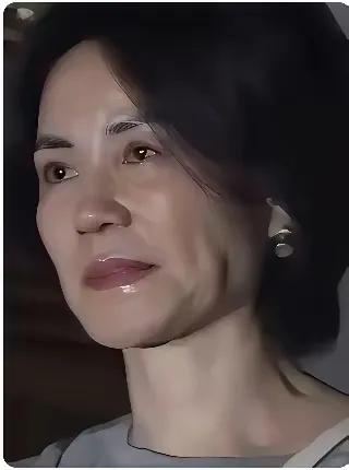 五十多岁的王菲，这样的状态你觉得如何？她和谢霆锋站一块儿，一眼就能看出年龄差。