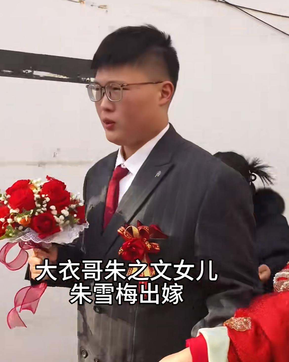 大衣哥女婿近照曝光，果然不是一家人不进一家门。2月13号，大衣哥女儿朱雪梅正式