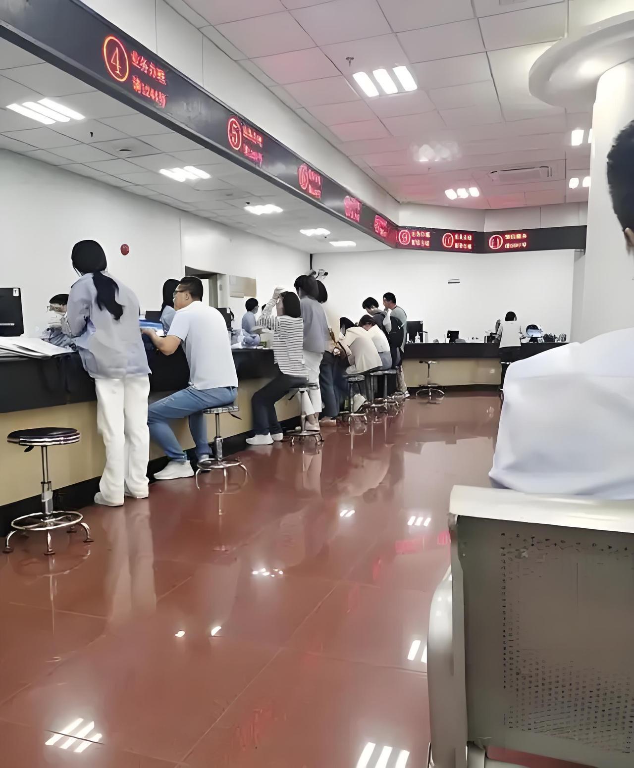 有社保才有保障！在社保局工作6年的二叔告诉我，如果买社保，建议买城乡居民社保