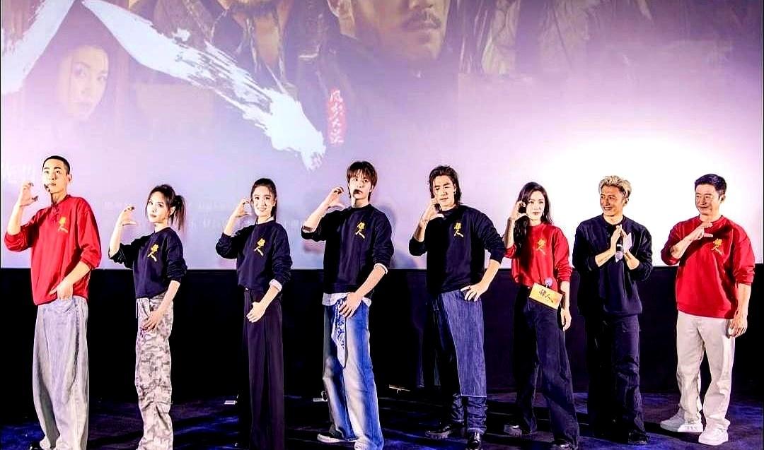 影院端刚传来消息，《镖人》上映19天票房踩过8亿元线，豆瓣评分稳定在74，同档