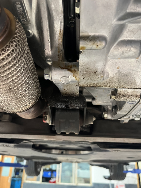 11代雅阁1万公里漏油2023年11月上牌1万公里，4s店保养发现变速箱和发动