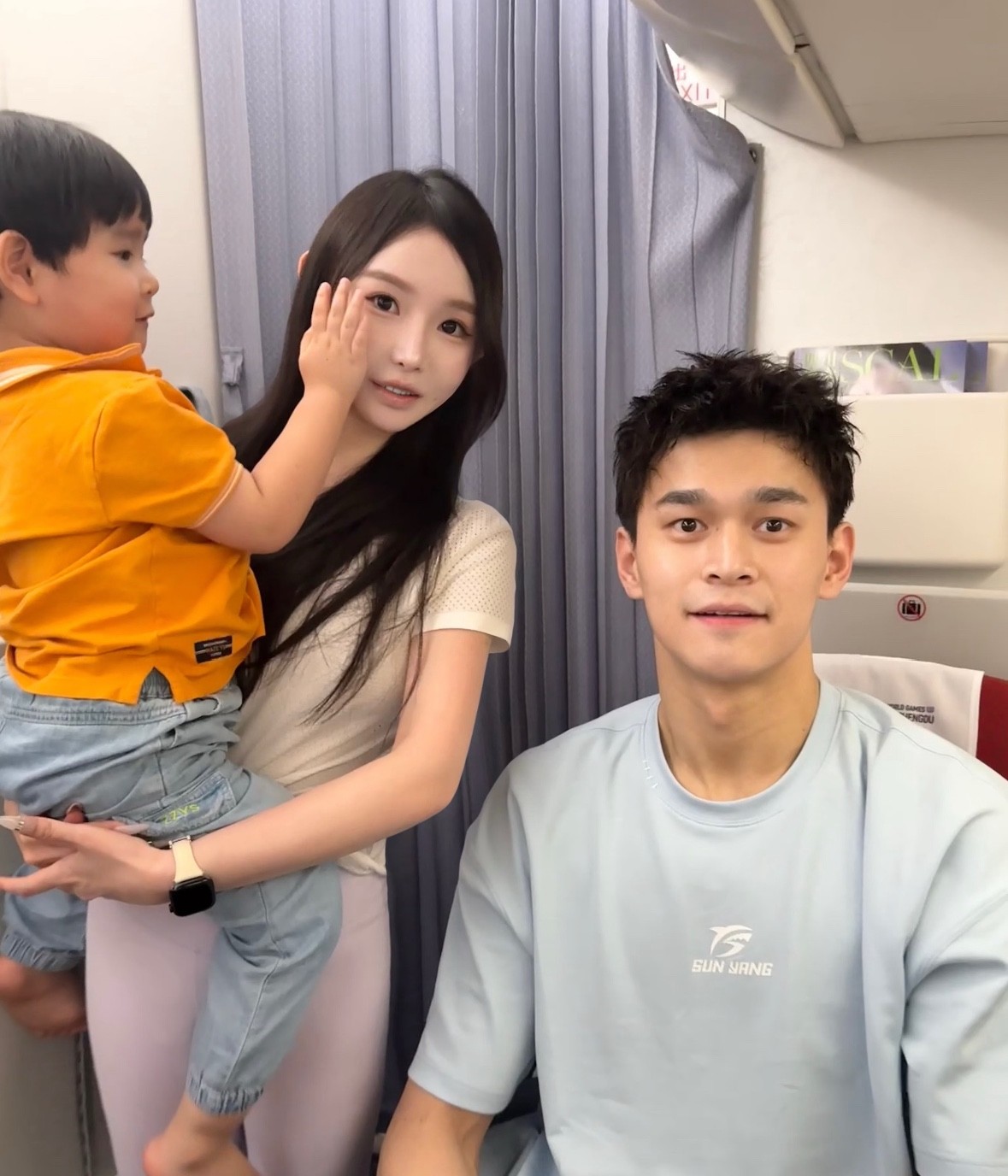 奥运游泳冠军孙杨近照！近日，有女网友在飞机上偶遇奥运游泳冠军孙杨，直呼太幸运了
