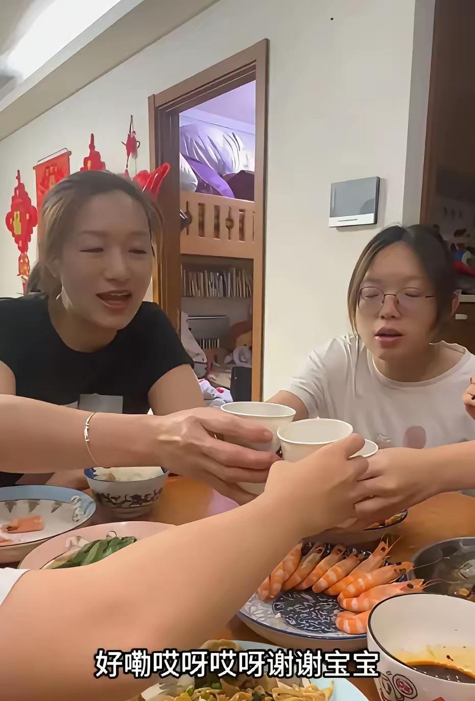 说实话看到许建华一家过母亲节我一点也感动不起来！女儿为妈妈做顿饭变太阳西边出来