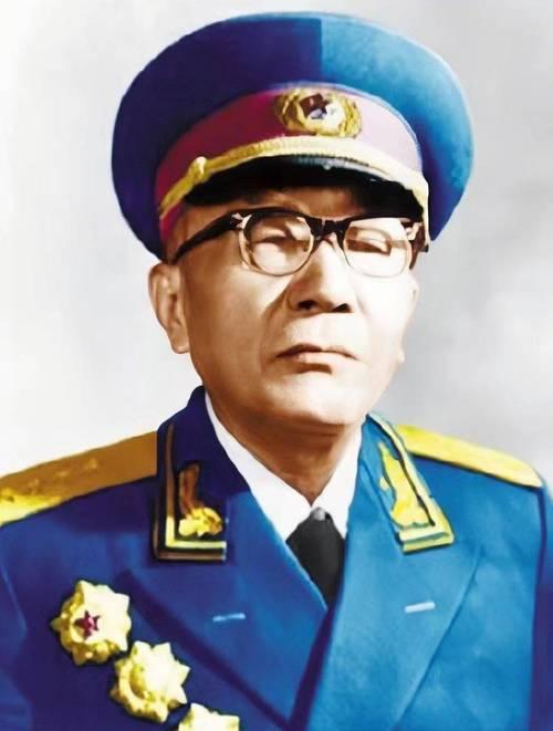 1984年，开国少将钟伟病重住院，大将黄克诚去看他。聊天时，黄克诚问钟伟，老家还