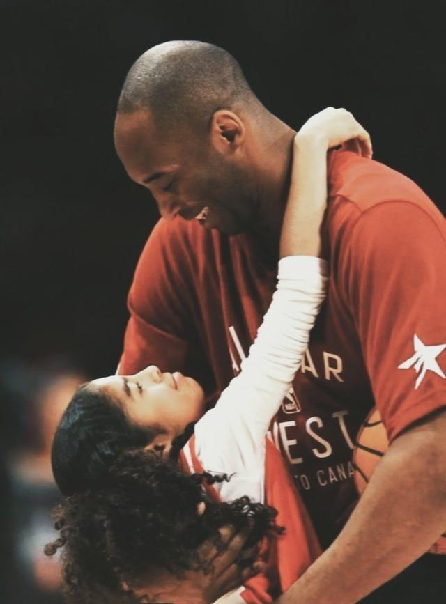 科比当年离世时留下的40亿巨额遗产，亲生父母与妹妹却分文未得——这个看似“绝情”