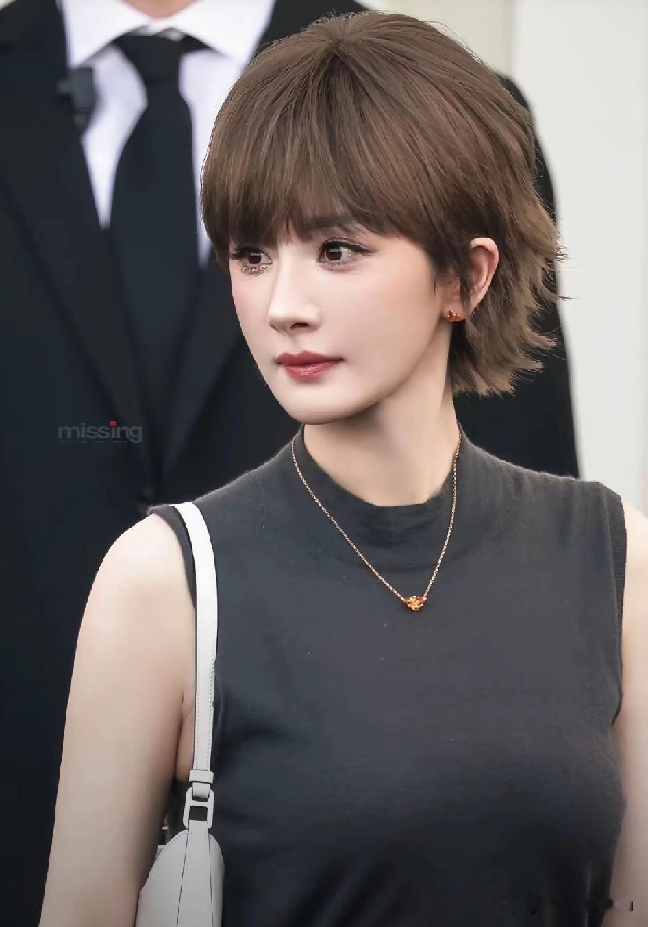 杨幂真会一本正经的胡说，杨幂出席Prada2027春夏大秀，两套造型都是短发