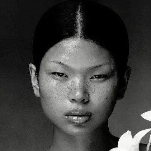 1999年，18岁满脸雀斑的吕燕去面试模特，一个男人却对着她说：“你真漂亮，真