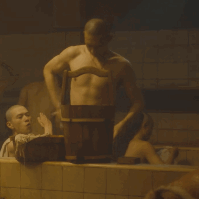 李现这个军装简直是帅麻了，太像那回事了！一想到等会还可以看见李现的腹肌和白花花的