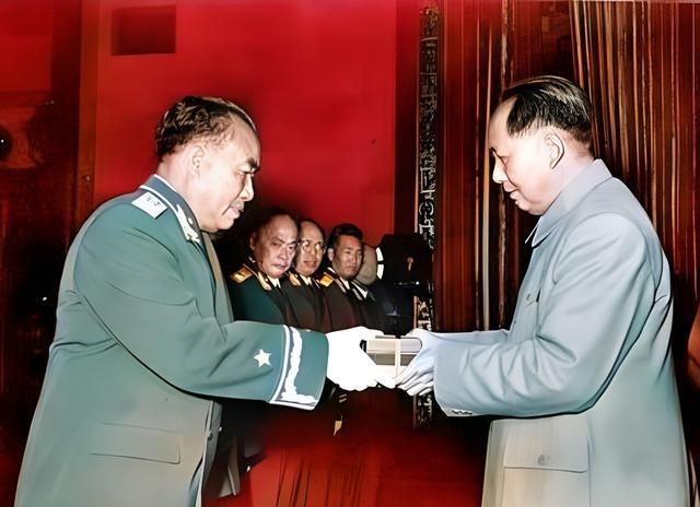 1955年，毛主席为朱老总颁授军衔。朱老总接过元帅命令状时，毛主席调侃：“玉阶兄