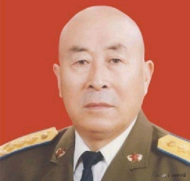 曹双明（1929—2019），河南林州人，空军上将，第六任空军司令员。1946年