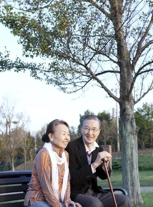 人到老年要有钱有钱手里攥紧点有钱儿女围你转没钱儿女离你远都怕你给他要钱
