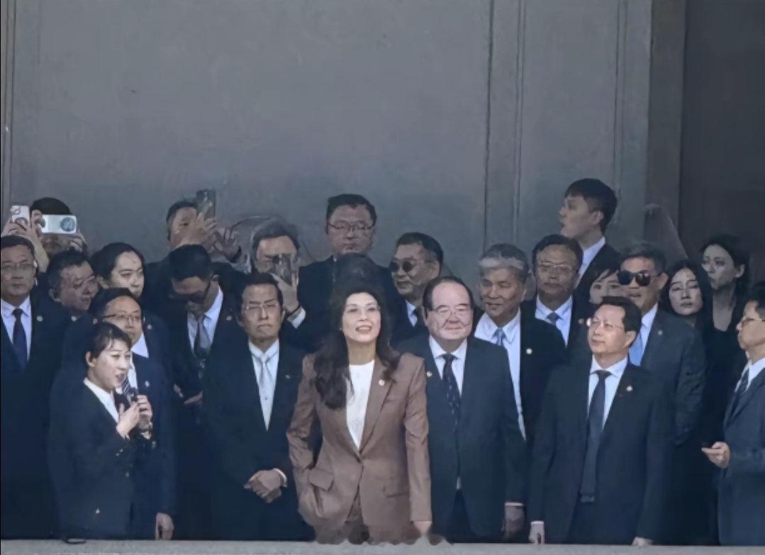 这张合照郑丽文的气场有点强？