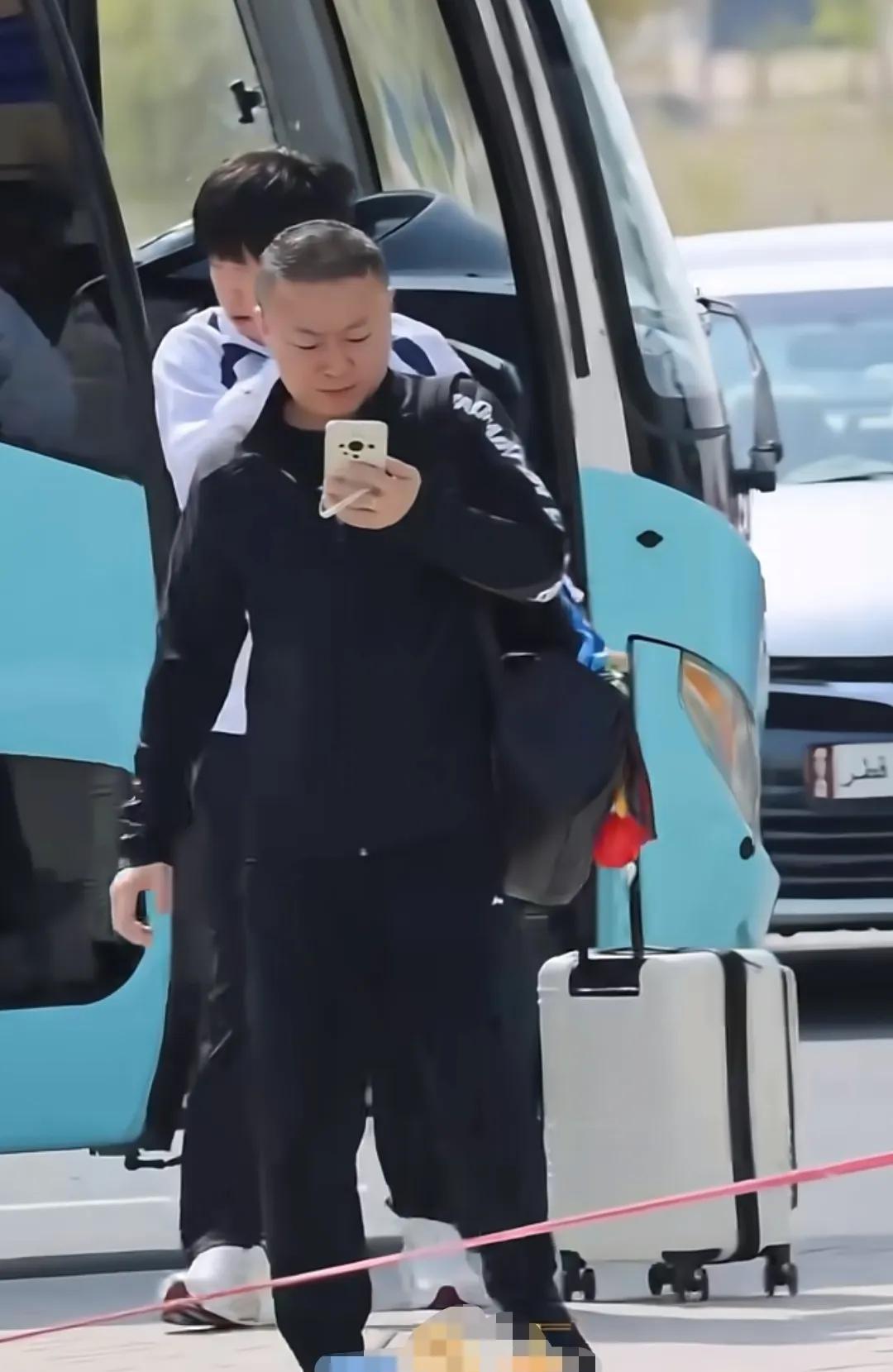 大头今天下车的一个举动让网友们有点担心。大头拿着行李箱，从车上下来之后，弯腰用