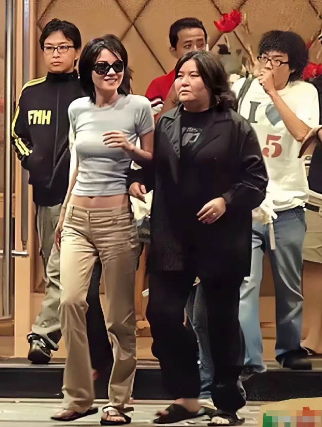 王菲的身材真让人羡慕，气质女神！凹凸有致的身材，优雅得体，直呼太美啦！这身材不做