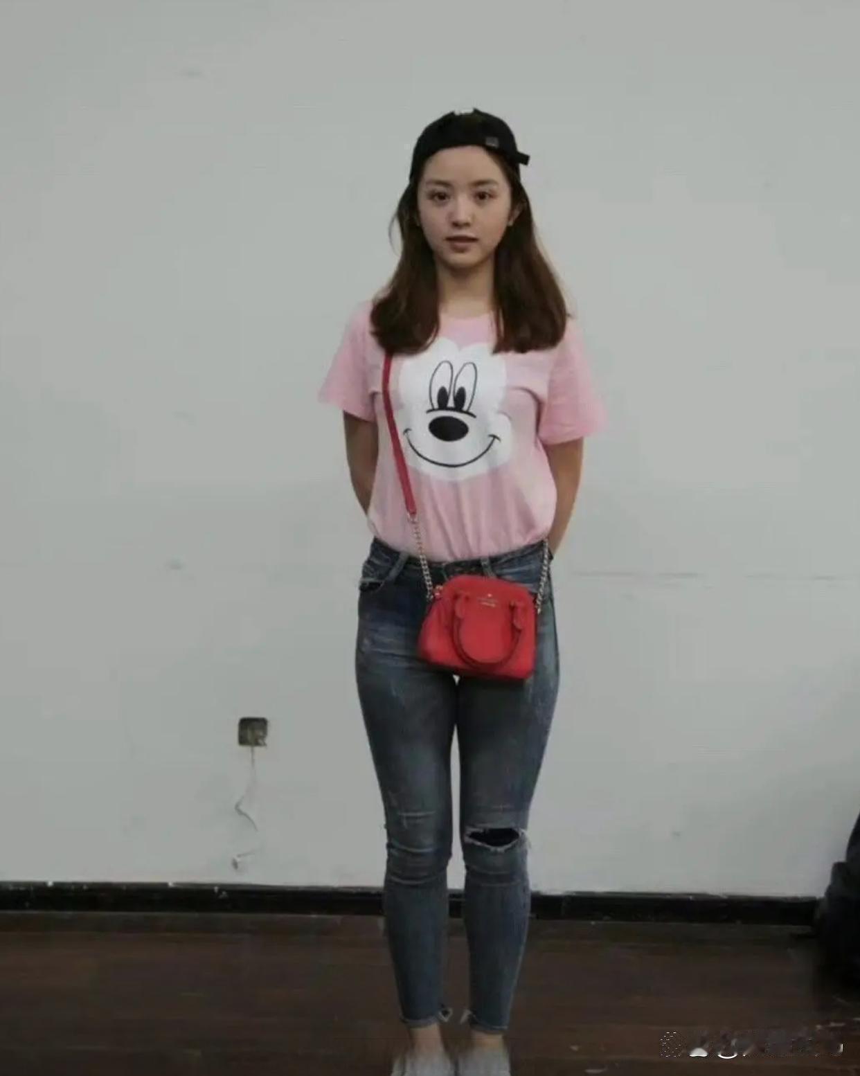 田曦薇那素颜照，透着股松弛劲儿