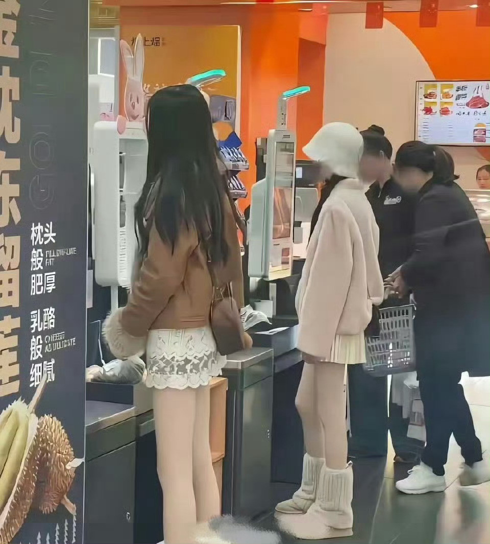 为什么现在的大学生都喜欢这样穿，有人清楚吗？