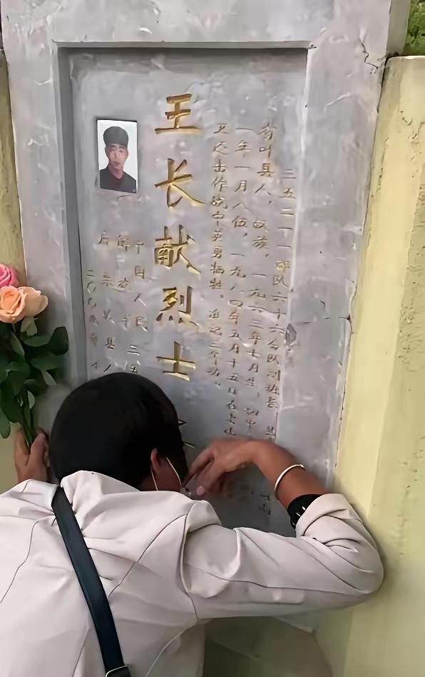 1984年，新婚三天的丈夫，上前线打仗不幸牺牲。不料，她的妻子却立马改嫁给了他的