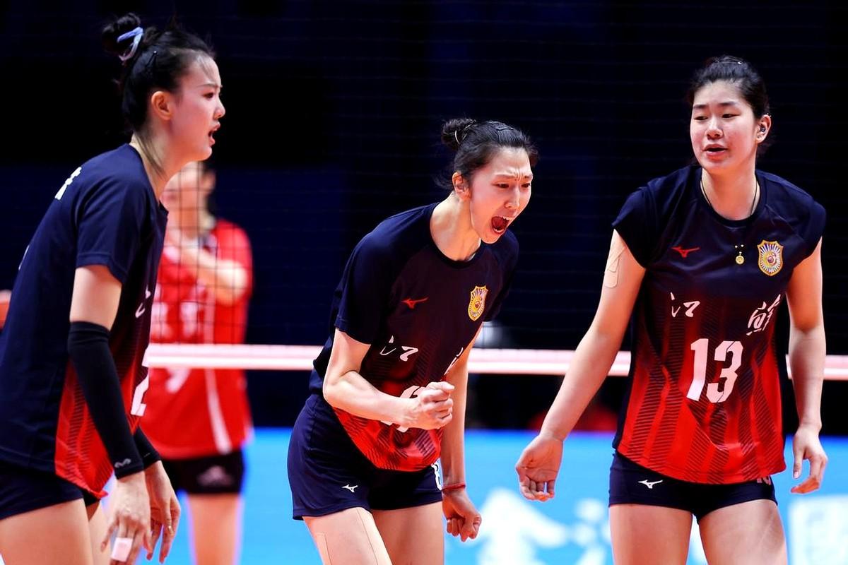 江苏打辽宁，像满级号回新手村？别急着关页面，辽宁连夜加练拦网，副攻胡铭媛被教