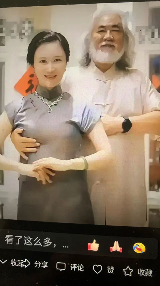 张纪中那双手，直播里就没消停过。七十多岁的人了，搂腰、贴脸、手还顺着杜星霖后背往下滑，动作熟练得很，