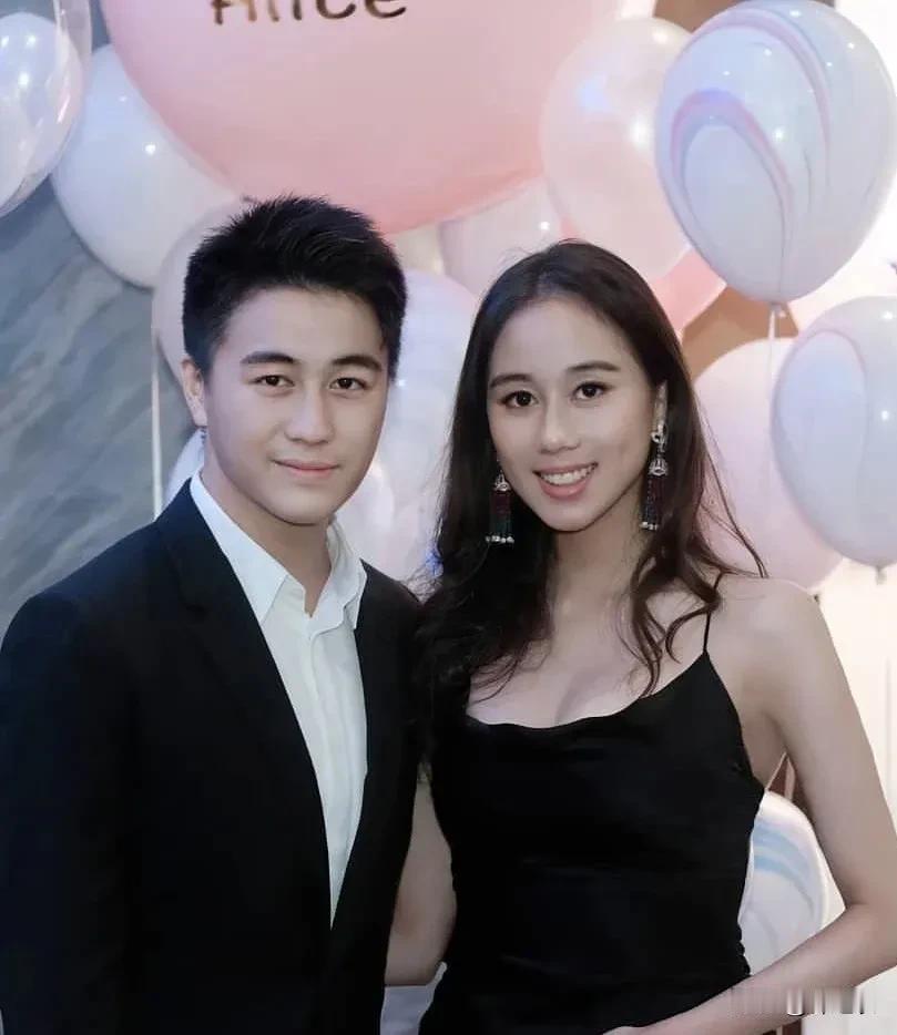 终于明白为什么赌王长孙的父亲会自卑，虽然他是那么出色的小金土豆，但他作为何鸿燊四