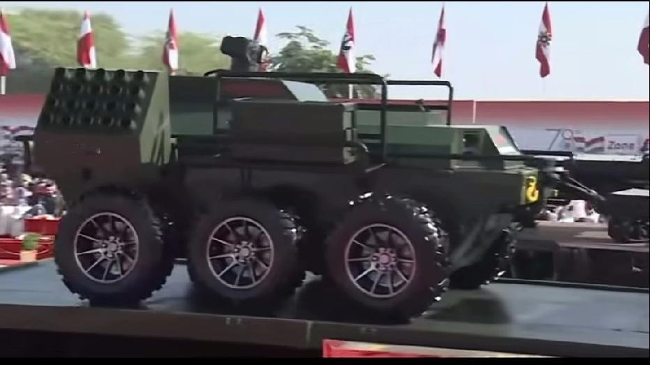 印度建军78周年阅兵式，被网友玩坏了，没有一个说是真家伙的，看看网友们怎么说的。