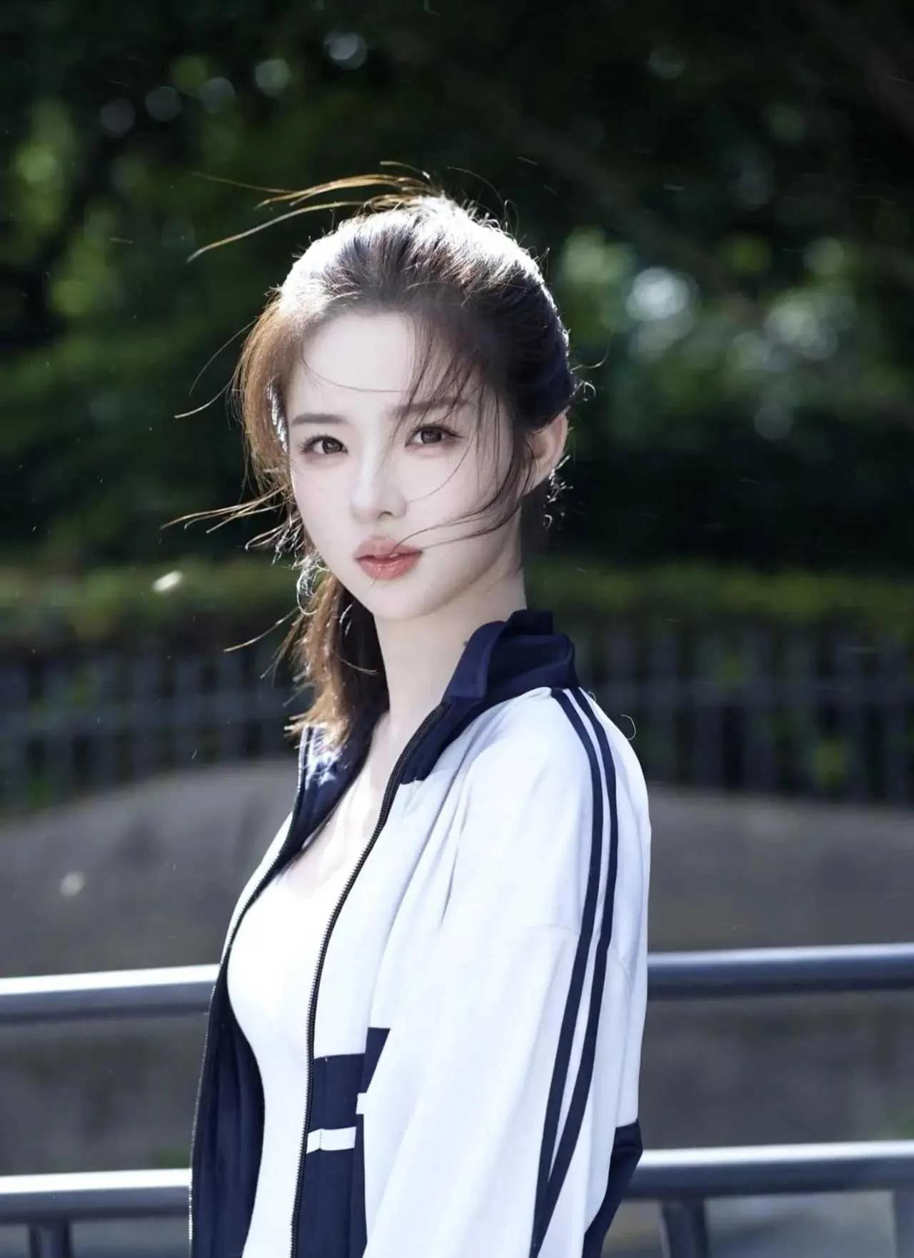 如此的青春靓丽，又会是谁心里的白月光呢？