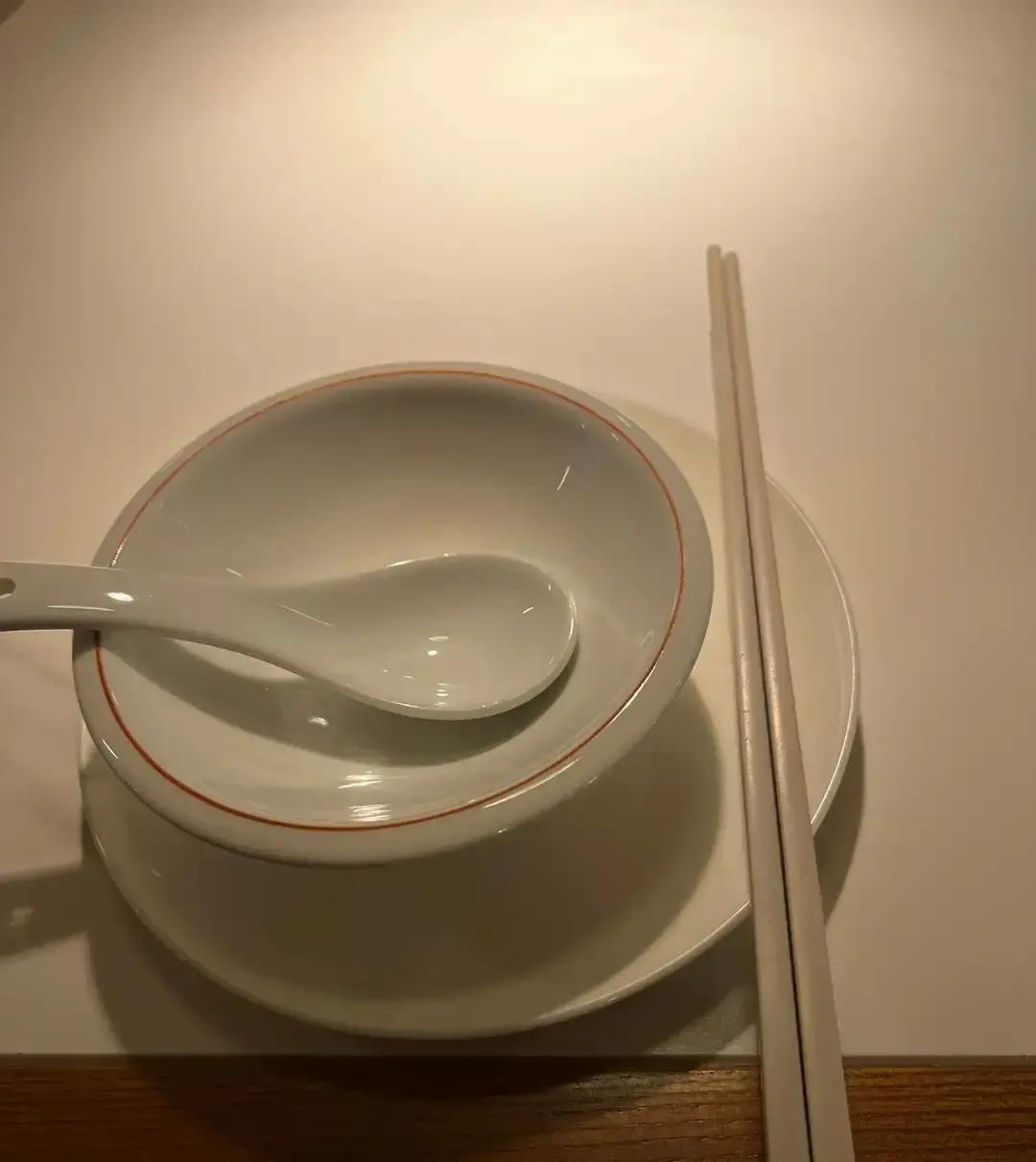 街角那家开了十五年的早餐店上周关门了，卷帘门上贴着旺铺转让，旁边新开的奶茶店也在