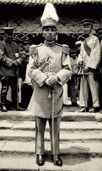 1923年夏夜，四川军阀杨森喝得醉醺醺回了家，竟将干女儿抱进卧室。第二天醒来后，