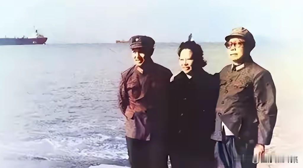 1983年初夏，67岁的开国上将肖华与59岁的夫人王新兰看望37岁的儿子肖云的合