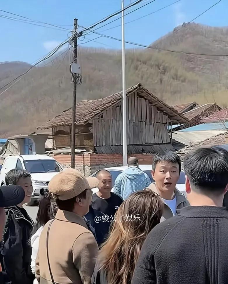 近日，佟大为回辽宁本溪老家参加亲戚婚礼，他参加婚礼时着装朴素十分低调，与乡亲们